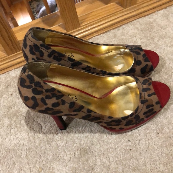 Candie’s Leopard Print Pumps with Red Patent Trim - Picture 2 of 5